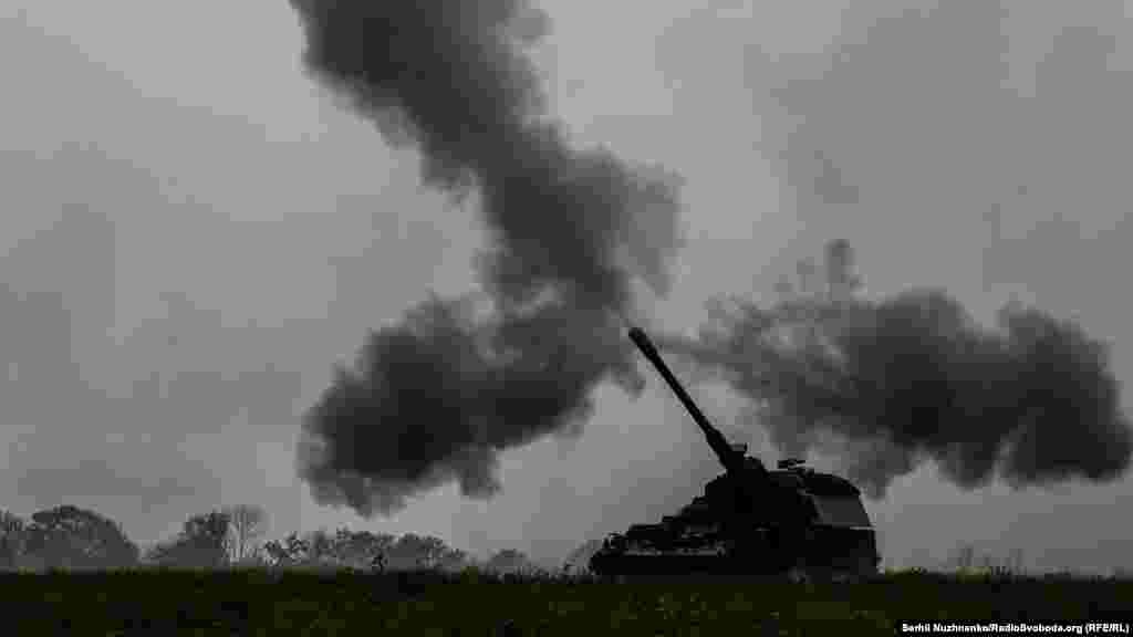 Німецька САУ «PzH 2000» на службі у ЗСУ на вогневій позиції. Донецька область, серпень 2022