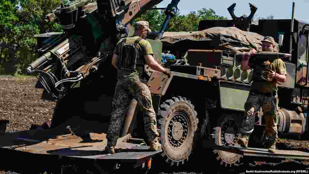Українські  військові готують снаряди для самохідної французької артилерійської установки «Цезар» (Caesar) поблизу лінії фронту, Донецька область, червень 2022 року