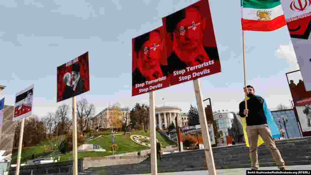 Під час акції іранської діаспори у Києві.  Міністр закордонних справ України Дмитро Кулеба 28 жовтня мав  телефонну розмову зі іранським очільником МЗС Хоссейном Аміром Абдоллахіаном. «Я вимагав від Ірану негайно припинити поставки зброї до Росії, яка використовується для вбивства мирних жителів і руйнування критичної інфраструктури в Україні», – написав Кулеба у твітері.  