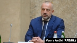 Milan Radojčić (na fotografiji) sankcionisan je jer je, kao privrednik iz građevinske industrije i potpredsjednik Srpske liste "profitirao od prisvajanja državnih ugovora i iskoristio svoj uticaj da svojim građevinskim kompanijama dodeljuje unosne ugovore".