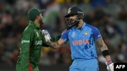 هندی بیټر وېرات کوهلي د نومبر پر دویمه د بنګلادېش له لوبغاړي شکېب الحسن سره د خبرو پر مهال.