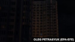 За даними влади, через російські обстріли в Україні «серйозно пошкоджено» близько 40% енергетичної інфраструктури. Через це періодично вимикають електроенергію