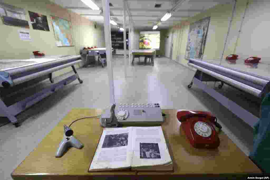 Строительство бункера, способного выдержать ядерную войну, обошлось в 4,6 миллиарда долларов, что сегодня эквивалентно более чем 20 миллиардам долларов. Объект в Конице теперь представляет собой галерею современного искусства.  