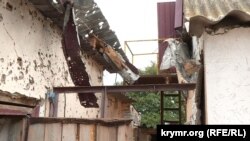 Посічений осколками будинок Костянтина Трушка у Князівці