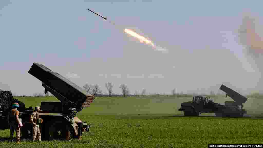 Саме українські артилеристи, стримуючи широкомасштабну агресію Росії, вражають значну частину живої сили ворога, російської важкої техніки та артилерії, протитанкових засобів. Екіпажі БМ-21 «Град» ведуть вогонь із реактивної системи залпового вогню по скупченню російських військ на Луганщині, квітень 2022 року