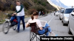 Люди на дороге в сторону КПП "Верхний Ларс" на российско-грузинской границе. Иллюстративное фото