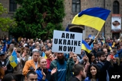 Плакат з вимогою надати Україні зброю під час мітингу на підтримку України в Болгарії. Софія, 28 квітня 2022 року