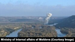 У МВС додали, що правоохоронці оточили район падіння ракети (фото: МВС Молдови)