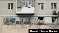 Напис на стіні пошкодженого багатоквартирного будинку у Бахмуті, жовтень 2022 року