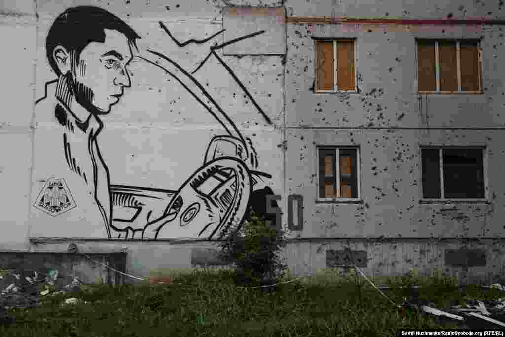 Мурал на одному з будинків на Північній Салтівці, який відкрили восени минулого року на честь загиблого від російського обстрілу волонтера Антона Хрустальова. Він був родом із Харкова, з перших днів повномасштабного російського вторгнення вивозив жителів міста з небезпечних районів, у тому числі з Північної Салтівки