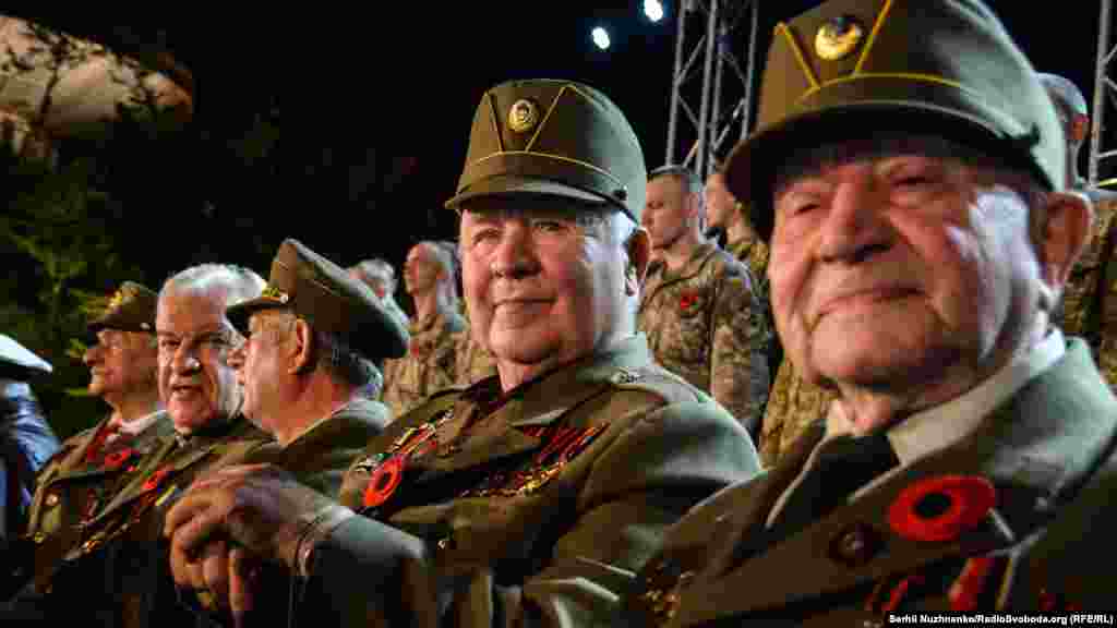 Ветерани УПА під час акції «Перша хвилина миру»