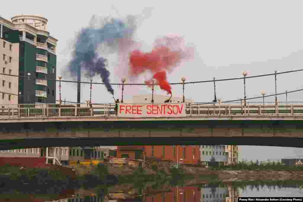 Свою последнюю на сегодняшний день акцию участницы Pussy Riot устроили в Якутске, рядом с которым отбывает наказание по обвинению в терроризме украинский режиссер Олег Сенцов. В колонию к Сенцову, признанному российскими и международными правозащитниками политзаключенным, девушек не пустили. Тогда они развернули баннер в поддержку режиссера на пешеходном мосту в центре Якутска. Девушек задержала полиция, но вскоре они были отпущены и вернулись в Москву. "Вся вина Олега Сенцова заключается в том, что он является жителем Крыма, гражданином Украины, и отпустив его, Путин вынужден будет это косвенно признать. Для всех очевидно, что тот "референдум", который был проведен, был нелегитимным. То, что произошло весной 2014 года, было абсолютно незаконно и повлекло за собой чудовищные, страшные последствия в виде войны с братской для нас страной – Украиной – на протяжении трех лет", – сказала Алехина в интервью Радио Свобода после этой акции.