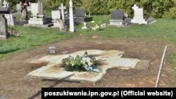 Місце пам’ятника воїнам УПА на сільському цвинтарі у Грушовичах, що неподалік Перемишля