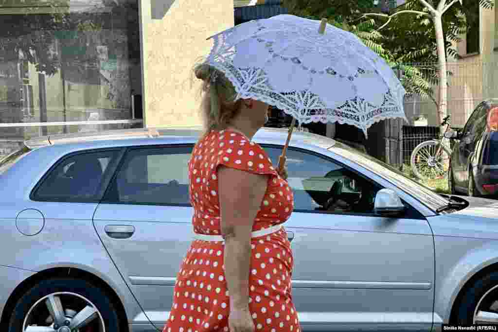 Građani u Banjaluci traže način kako da se zaštite od sunca.