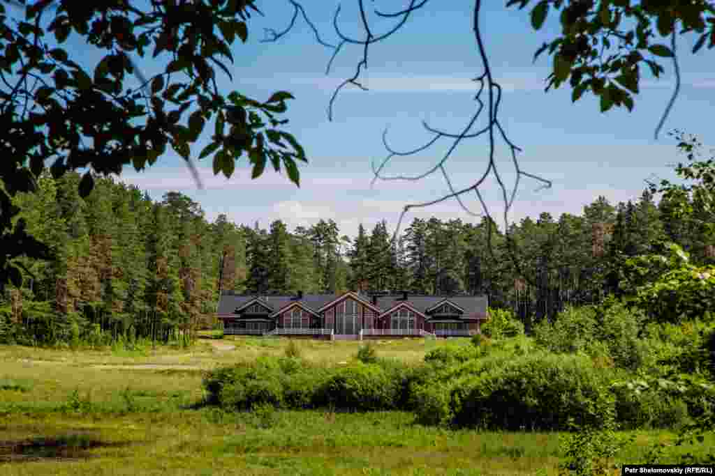 По слухам, эта вилла принадлежит Владимиру Путину. 
