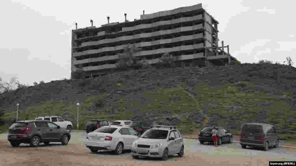 Над поселком возвышается старый недостроенный корпус пансионата