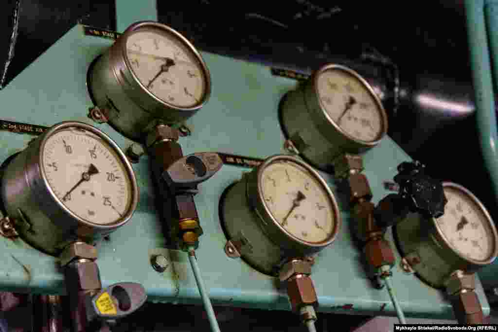 З криголама можна проводити активні сейсмічні дослідження – за допомогою пневматичної гармати з судна запускається міцний повітряний поштовх для вивчення ґрунту дна, води і течій. Це барометри пневматичних пристроїв