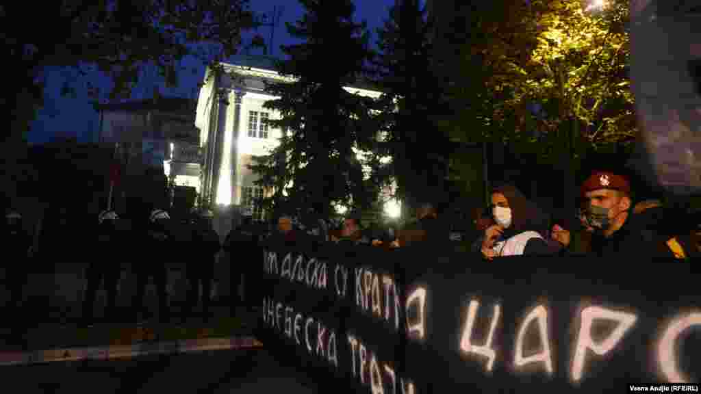 Kako desničarima policija nije dozvolila da se približe zgradi Ambasade SAD, krenuli su niz ulicu i zastali ispred Ambasade Albanije, uzvikujući "Kosovo je srce Srbije". Policiji raspoređenoj oko te ambasade poručili su "Idite na Kosovo".