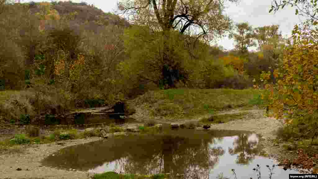 Кучук-Карасу в этом месте можно перейти по кускам бетонной плиты. Исток реки — источник Павло-Чокрак — находится на Главной гряде Крымских гор, на высоте 697 метров над уровнем моря