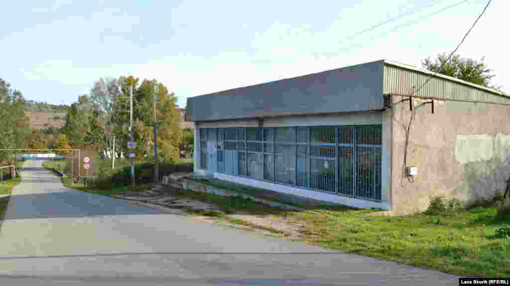 Построенный в советское время сельмаг не работает 