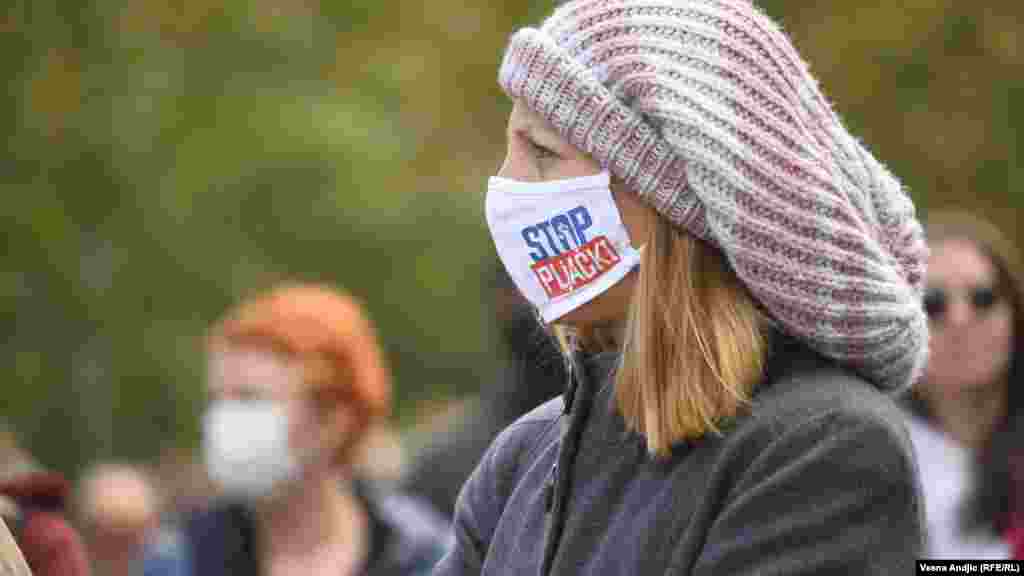 Kao povod za protest organizatori su naveli i to da vlast “staje u odbranu osumnjičenih za najveću plantažu marihuane u Evropi” ukazujući na aferu oko poljoprivrednog imanja "Jovanjica".