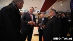 Član Predsjedništva Bosne i Hercegovine Milorad Dodik, premijer Republike Srpske Radovan Višković i premijer Mađarske Viktor Orban u Laktašima kod Banje Luke u novembru 2021.