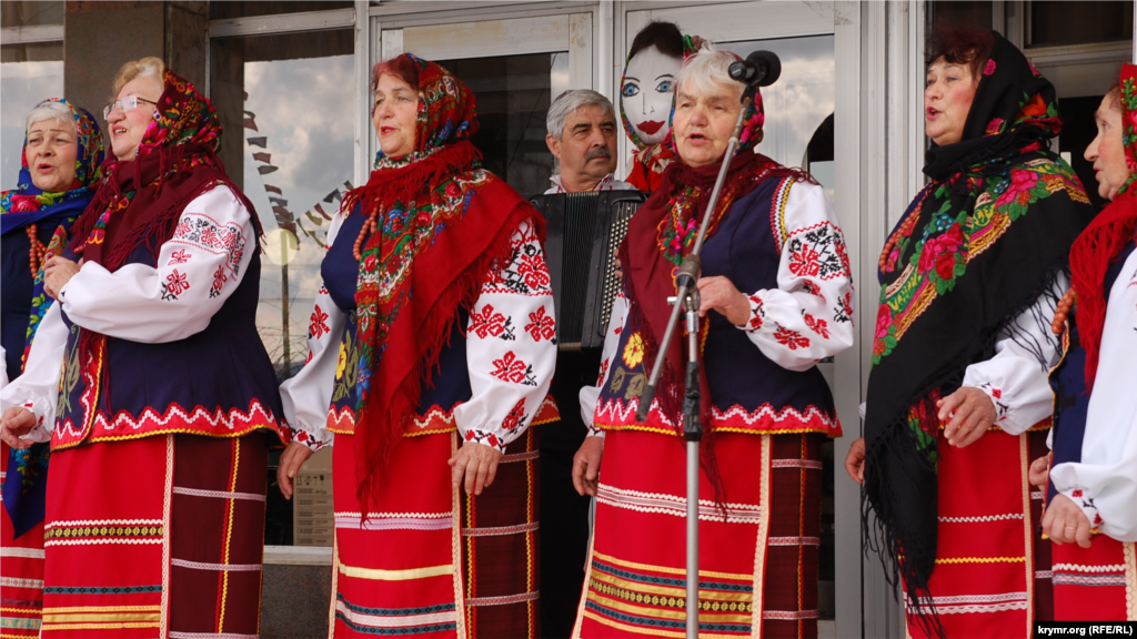 Март 2020 года. Фольклорный вокальный ансамбль «Візерунки» исполняет украинскую народную песню на праздновании Масленицы. Выступления этого и другого местного фольклорного вокального ансамбля «Журавки» можно было посмотреть и послушать до введения строгих коронавирусных ограничений в городе  