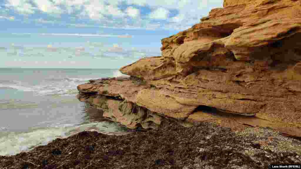 Скалы из песчаника в Немецкой балке. Немецкая балка расположена недалеко от поселка Кача и всегда была одним из красивейших мест в окрестностях Севастополя с протяженным песчано-галечным пляжем и обрывистыми берегами. Во время строительства трассы «Таврида» в 2018 году в этом месте начали брать песчано-галечную смесь для дорожной подушки  