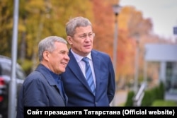 Рустам Минниханов и глава Башкортостана Радий Хабиров на Совете директоров холдинга "Вертолёты России" в Кумертау, 12 октября 2021 года