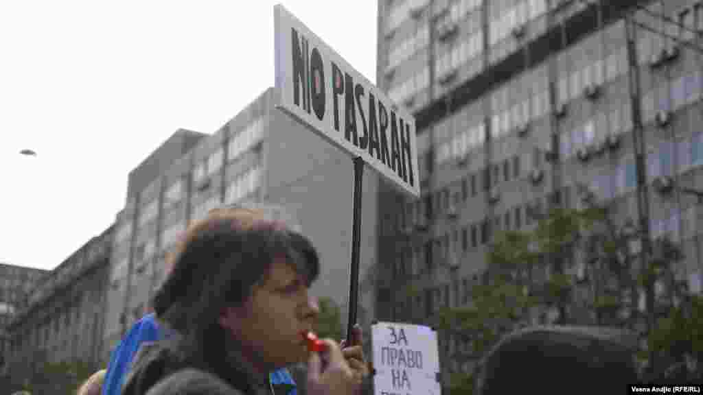 Građani nose transparente "Za pravo na pravdu", "Roditelji, gde ste? Ovo vam je oteralo decu iz zemlje", "No pasaran".