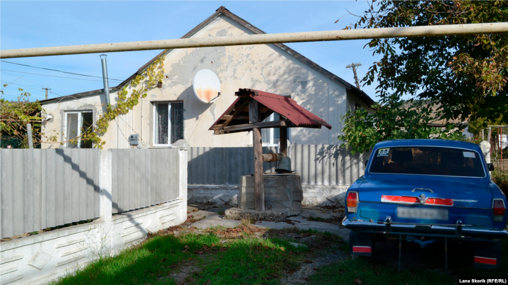 Старый колодец и автомобиль ГАЗ-24 «Волга»