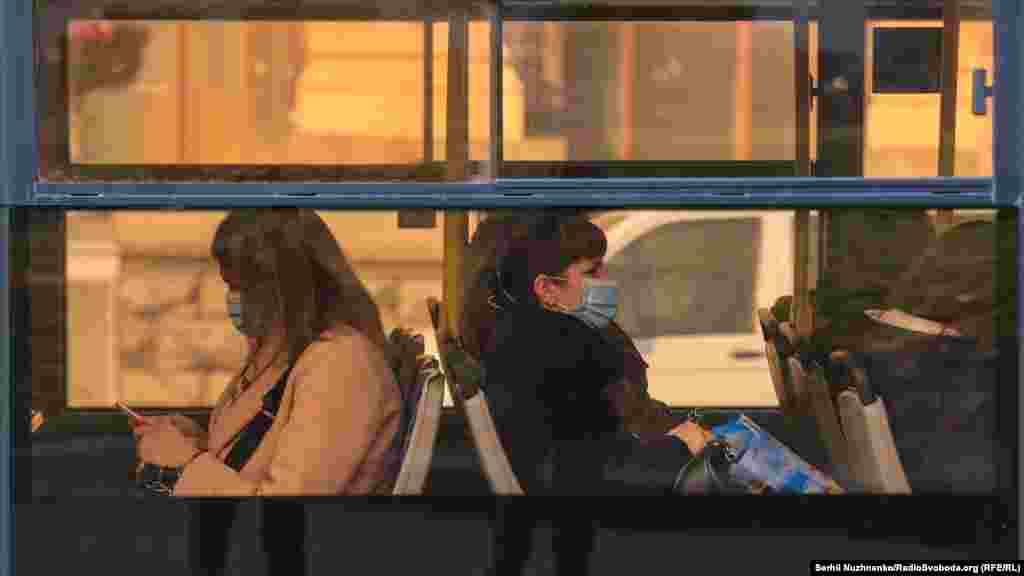 У транспорт Києва (метро, трамваї, тролейбуси, автобуси, маршрутки) з 1 листопада можна сідати лише за умови, що пасажир має щось із такого переліку документів: – свідоцтво повного курсу вакцинації від COVID-19 (зелений сертифікат в «Дії» чи інший документ – наприклад, паперове свідоцтво про вакцинацію міжнародного зразка); – підтвердження про першу дозу щеплення (жовтий сертифікат у «Дії» або довідка від лікаря про отримання першого щеплення – форма 063-О); – негативний ПЛР-тест чи антиген-тест на COVID-19 (діє не більше від 72 годин з моменту взяття мазка); – документ про одужання від COVID-19 (такий документ вказано у правилах КМДА, при цьому МОЗ раніше пояснювало, що форму такої довідки поки що не затверджено, а відповідна опція в «Дії» перебуває на етапі тестування)