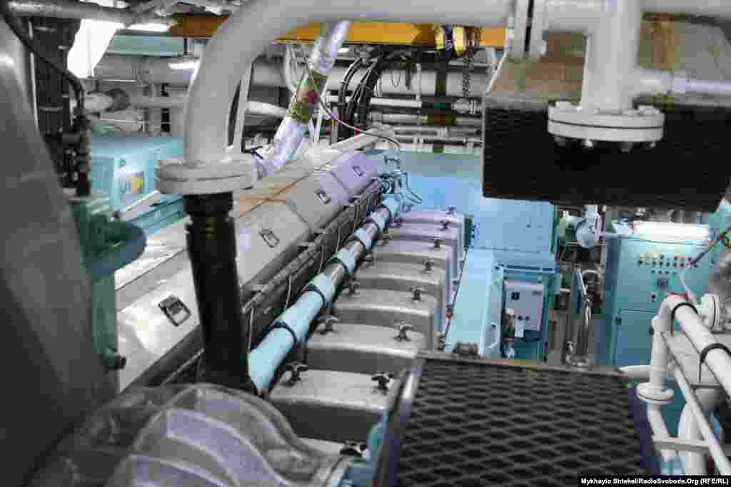 На «Ноосфері» встановлені два дизель-електричні двигуни потужністю 8 500 кінських сил. За офіційними даними, криголам може розвивати швидкість до 12 вузлів (22 км/годину). Механік каже, що в холодній воді його швидкість може доходити навіть до 17 вузлів