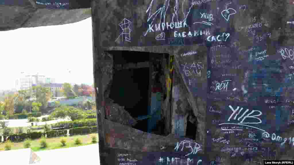 Часть обшивки «ноги Матроса» сорвана