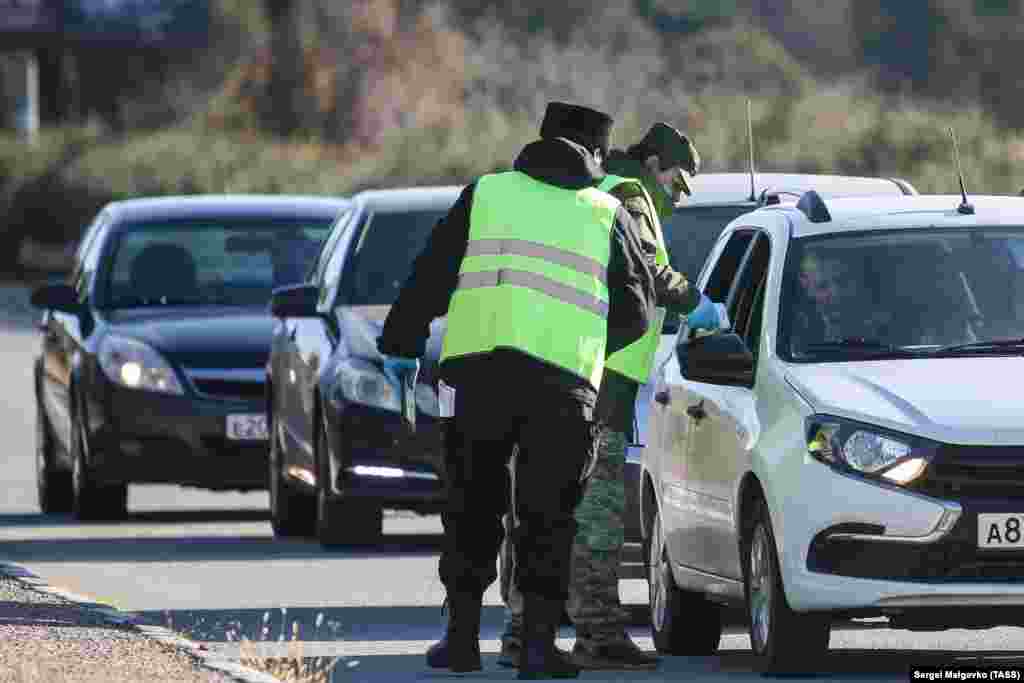 Развожаев отмечает, что в Севастополе «приняли довольно жесткие меры», прежде всего в рамках нерабочих дней, чтобы прервать цепочки распространения инфекции, мотивировать людей вакцинироваться