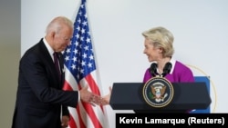 «Ми прагнемо зменшити залежність від російських енергоносіїв і позбутися її», – сказала Урсула фон дер Ляєн на пресконференції з Джо Байденом