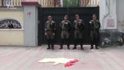 Фото військових Росії, які загинули на Донбасі, розвісили біля російського консульства у Харкові (відео) Фото військових Росії, які загинули на Донбасі, розвісили біля російського консульства у Харкові (відео)