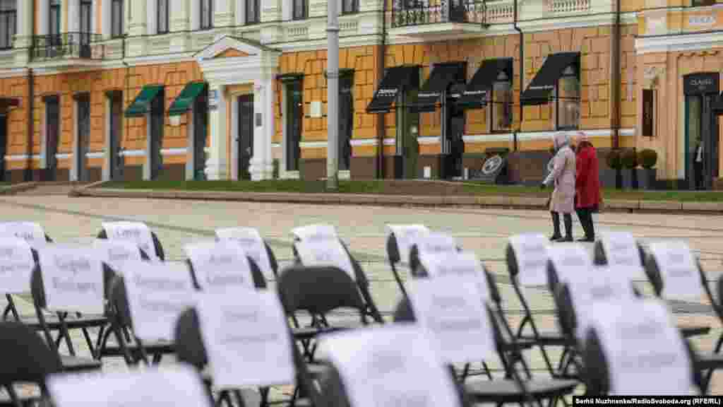 Правозащитную акцию «Пустые стулья» в поддержку украинских политзаключенных в России и оккупированном Крыму, а также пленных на оккупированных частях Донецкой и Луганской областей (ОРДЛО) проводят ежегодно 15 ноября