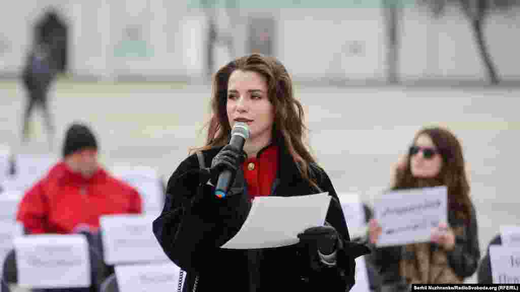 Украинская певица Христина Соловий зачитала письмо арестованному в Крыму фрилансеру Крым.Реалии Владиславу Есипенко. «Дорогой Владислав, мы с вами не знакомы, и я чувствую себя странно, когда пишу это письмо. Но в Украине невозможно забыть о том, что на востоке страны идет война, а в аннексированном Крыму продолжаются репрессии. Поэтому я пишу вам письмо, чтобы обратить внимание других людей на тему политзаключенных, незаконно задержанных российским режимом», – зачитала Соловий