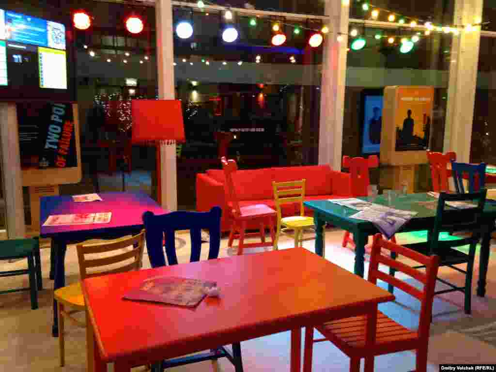 Фойе нового кинотеатра "Лантарен". Скоро сюда придет режиссер Альберт Серра и расскажет о своем фильме про Казанову