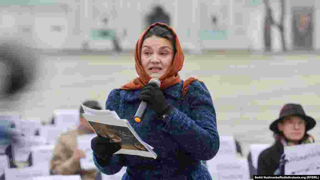 Украинская актриса Наталья Сумская во время правозащитной акции зачитала письмо крымскотатарскому активисту и политику Нариману Джелялу, арестованному в Крыму. «Мы верим в то, что предназначена лучшая судьба нашим героям, к которым мы обращаемся. Я верю и всем сердцем желаю, чтобы вы вернулись в свои дома, к своим родным. И чтобы никто не помешал вам заниматься любимым делом. Как возвращается «крымское золото» в Украину, так и вы вернетесь домой», – зачитала она