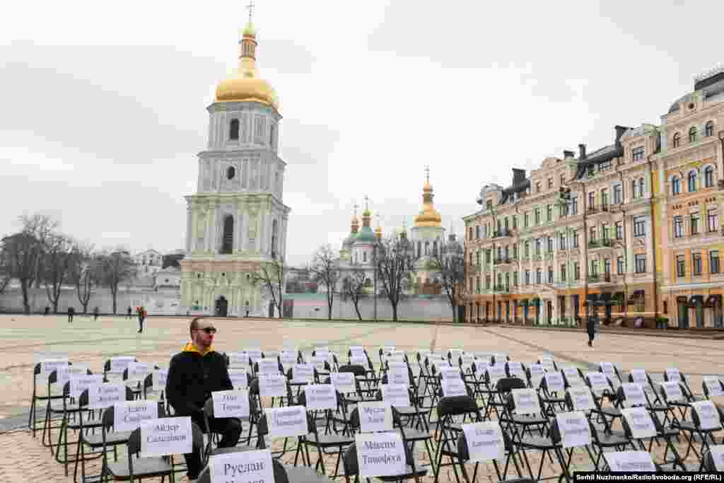 По информации Центра гражданских свобод, сегодня по меньшей мере 300 украинцев находятся в плену в ОРДЛО. В тюрьмах России и Крыма содержатся около 127 граждан Украины по политическим мотивам, из них – 89 крымских татар