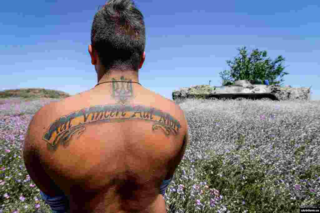 Боєць 37-го батальйону на новому місці дислокації у Запорізькій області. «AUT VINCERE, AUT MORI — (lat.), перемога або смерть». Фото від 11 липня 2015 року