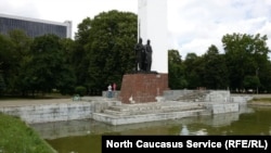 Памятник "Навеки с Россией" в Майкопе