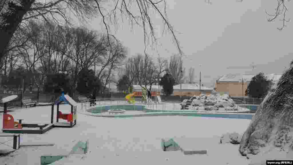 Детская площадка «Аленка» с фонтаном – одна из старейших в Керчи. Она находится у подножия храма Иоанна Предтечи в самом центре города. После 2014 года на детской площадке заменили качели и карусели, а также убрали старые скульптуры