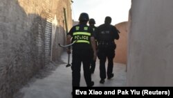 Поліцейські патрулюють старе місто в Кашгарі, провінція Сіньцзян, Китай, червень 2019 року