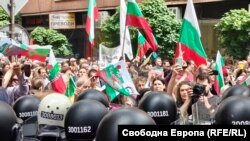 Протестирщи срещу въвеждането на евррото се насочиха към Дома на Европа в София, но жандармерията беше отцепила района и не ги допусна