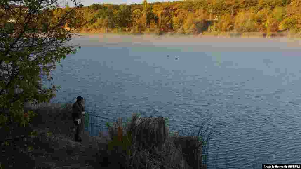 Этот рыбак – сторож насосной установки, которая обеспечивает подачу воды из пруда к молодому саду. Мужчина рассказал, что днем ранее он поймал в пруду на спиннинг 5-килограммовую щуку