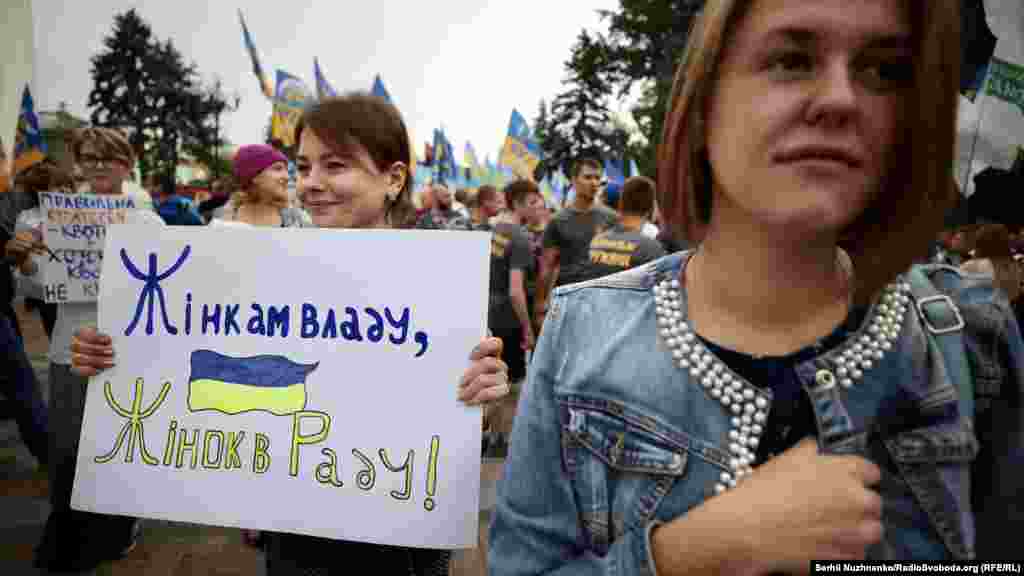 Для України питання гендерної рівності не нове. Чотири року тому президент Петро Порошенко поставив підпис під економічною частиною Угоди про асоціацію з Євросоюзом. Серед іншого Україна зобов’язалася поступово наблизити своє законодавство та умови праці до стандартів ЄС та імплементувати європейські директиви щодо трудового законодавства