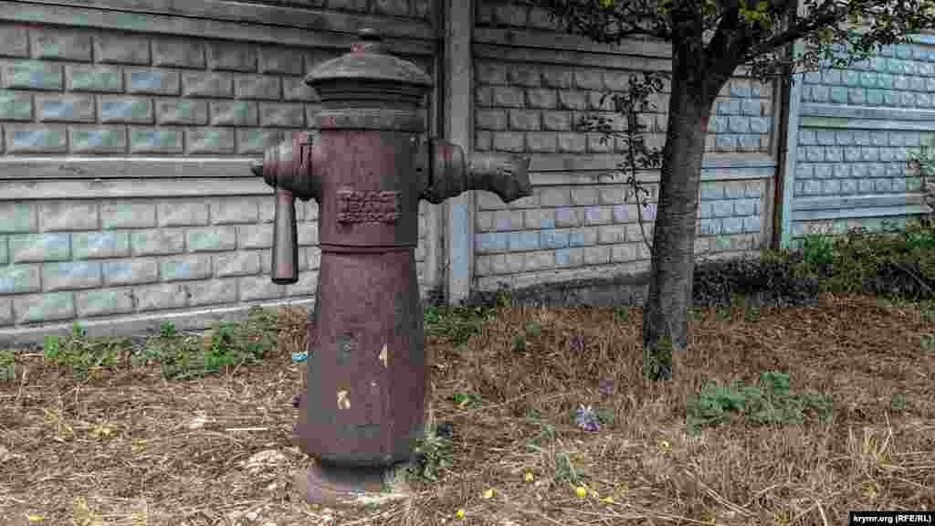 На неработающей колонке водопровода можно разобрать надпись «К.М.П.С. Механик. Феодосия». Указывает на то, что она изготовлена в феодосийской чугунолитейной артели «Механик» в 1920-30 годах прошлого века